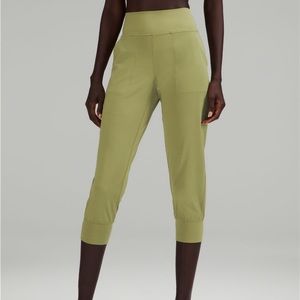 Lululemon cropped yoga jogger